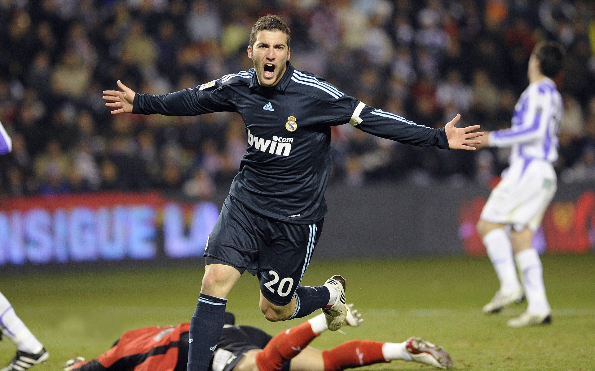 哈兰德一锤定音，德国战车轻取AC米兰的战术启示